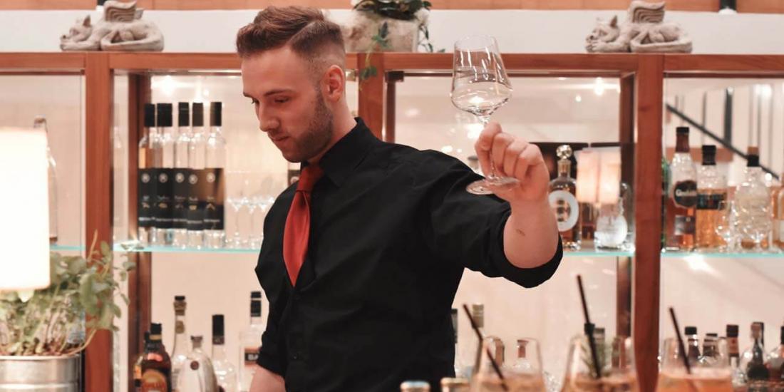 Kellner an der Bar