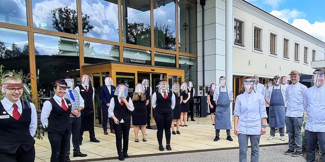 Schlosspark Team mit Schutzmasken