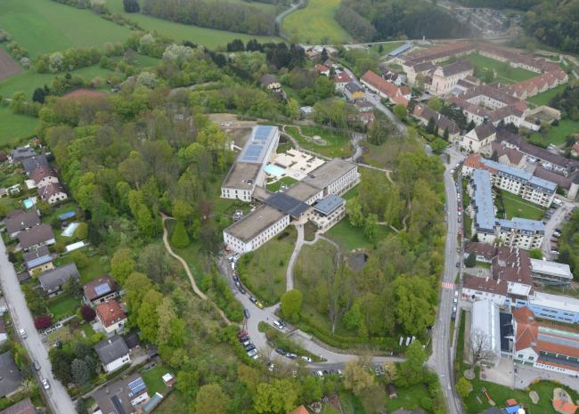 Aerial view of the Schlosspark Mauerbach Hotel and its surroundings